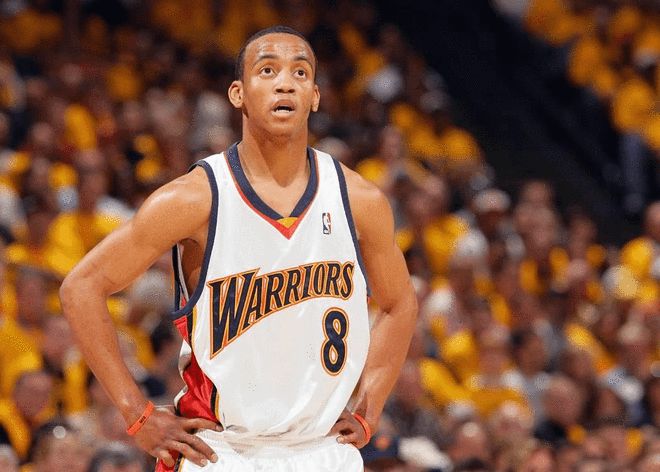 随即捂着膝 随即捂着膝